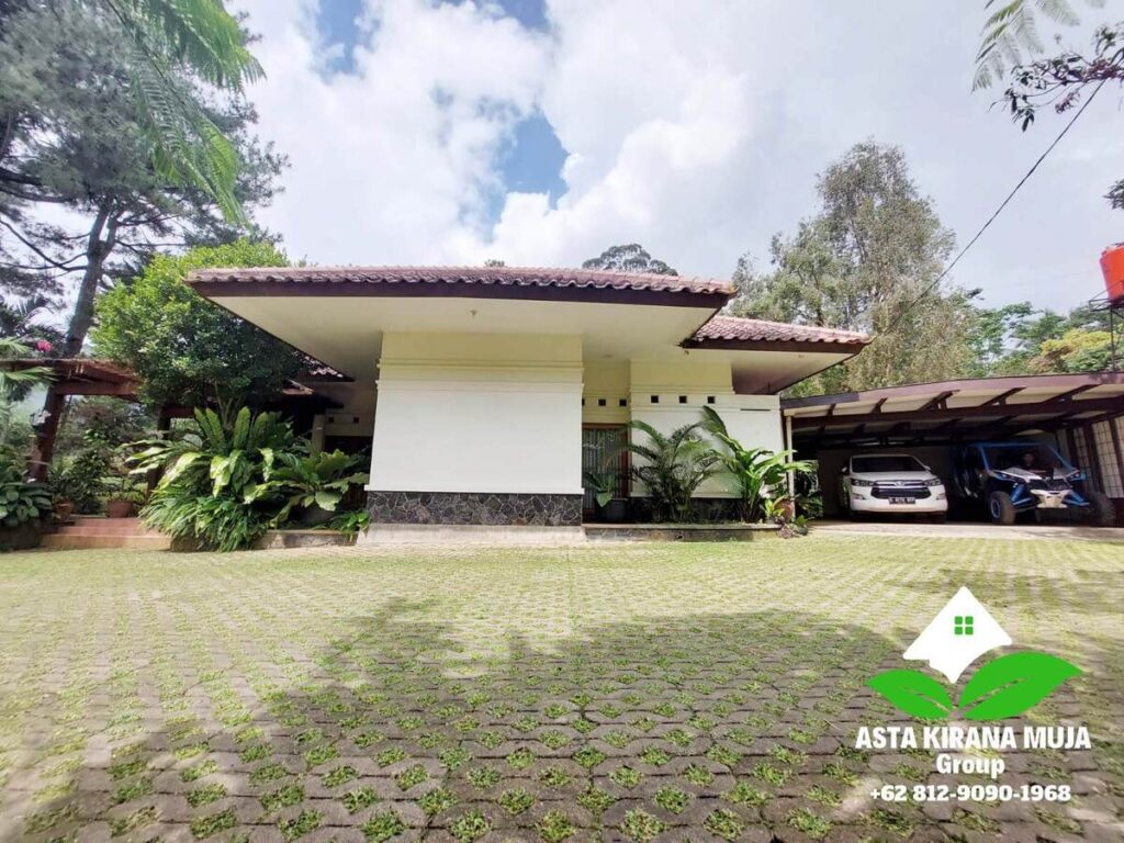 Halaman Villa Kirana