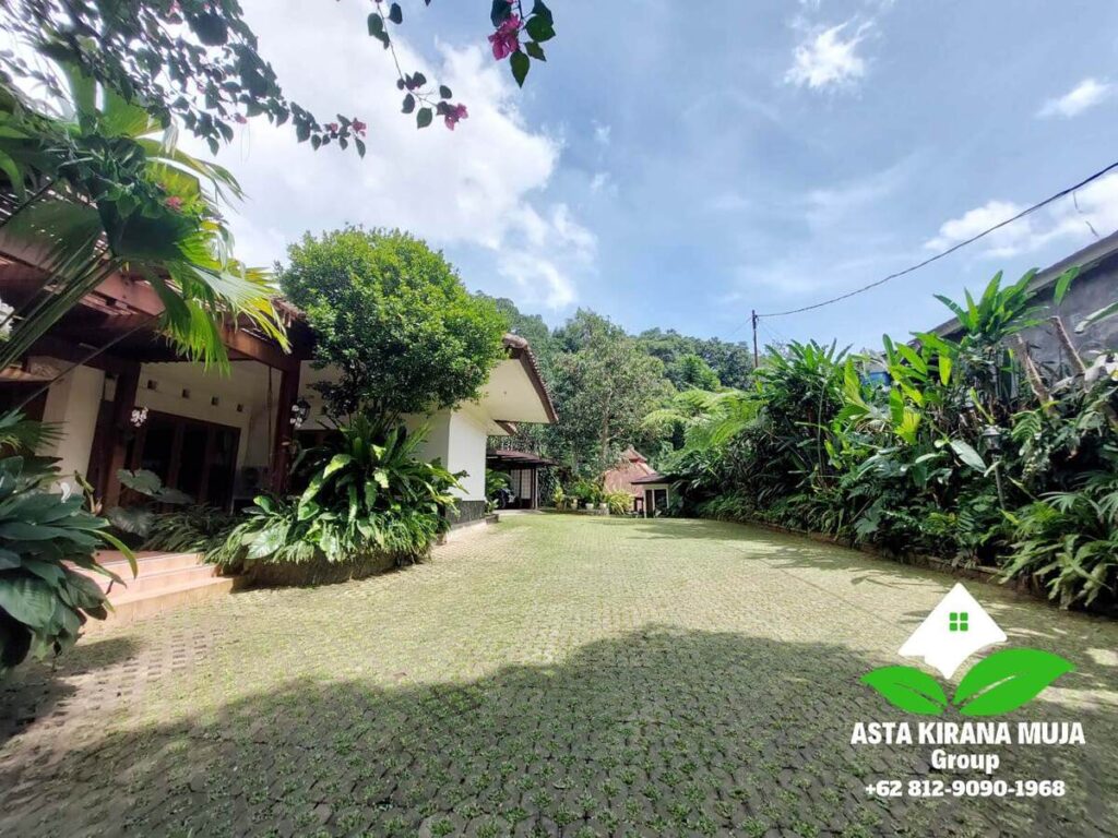 Halaman Villa Kirana