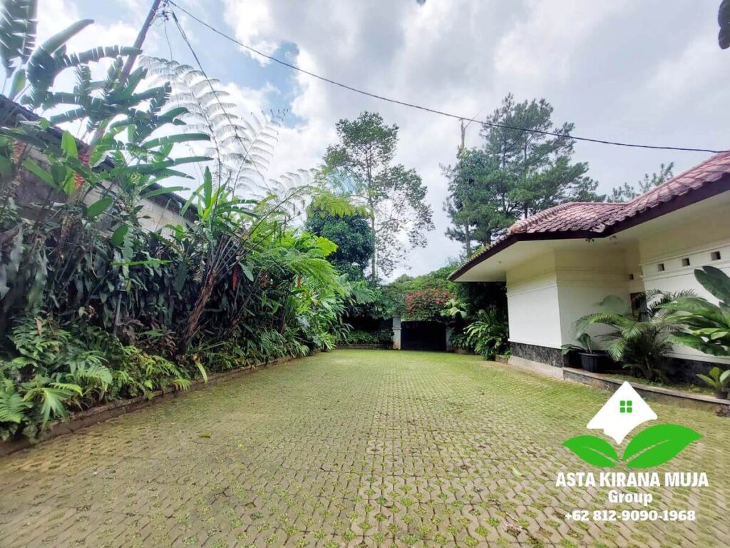 Halaman Villa Kirana